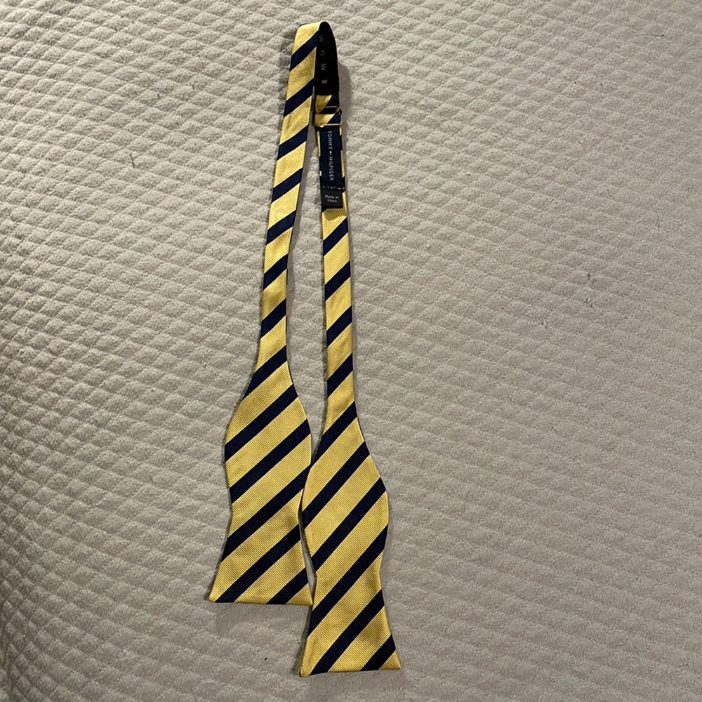Tommy Hilfiger 100% Silk Bow Tie
